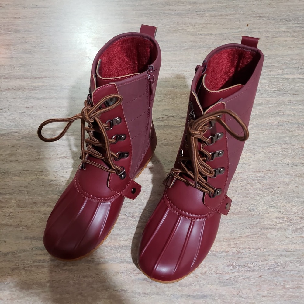 NWOB Charming Lady burgundy boots
